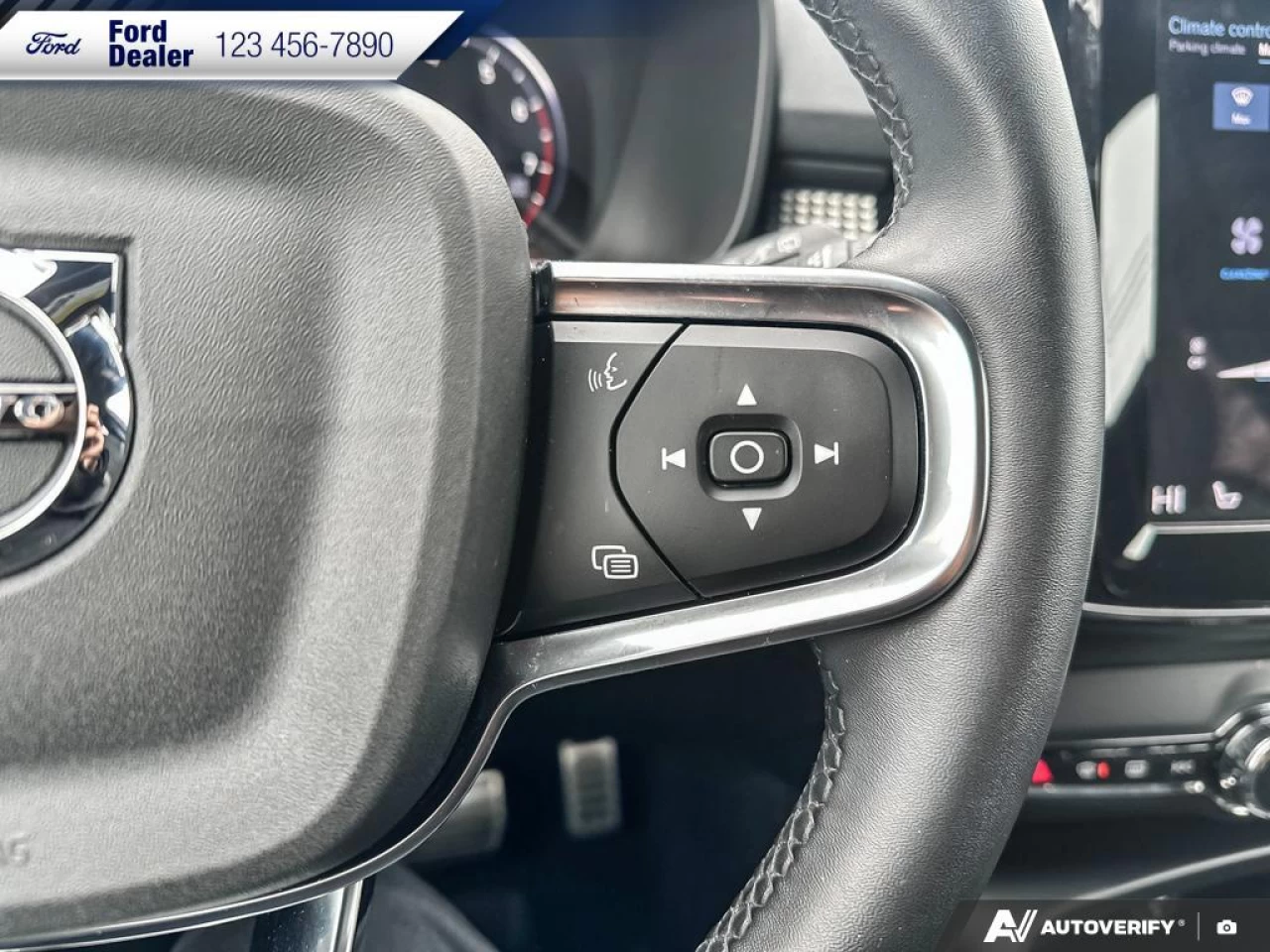 2022 Volvo XC40 T5 Inscription Main Image